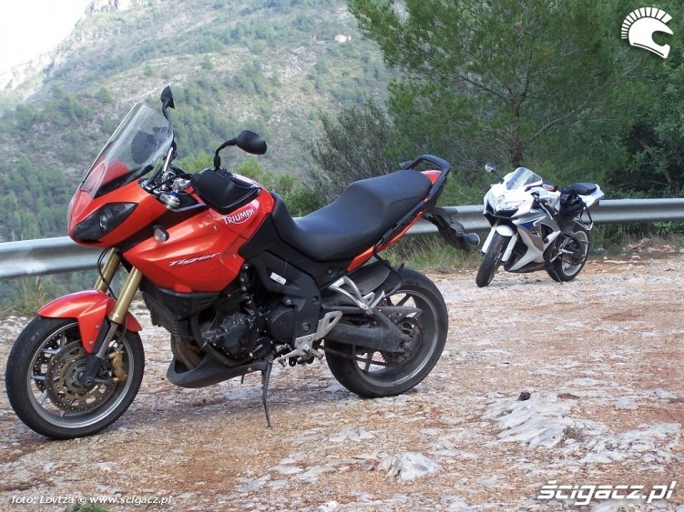 Zima na motocyklu w Hiszpanii przyjaciele