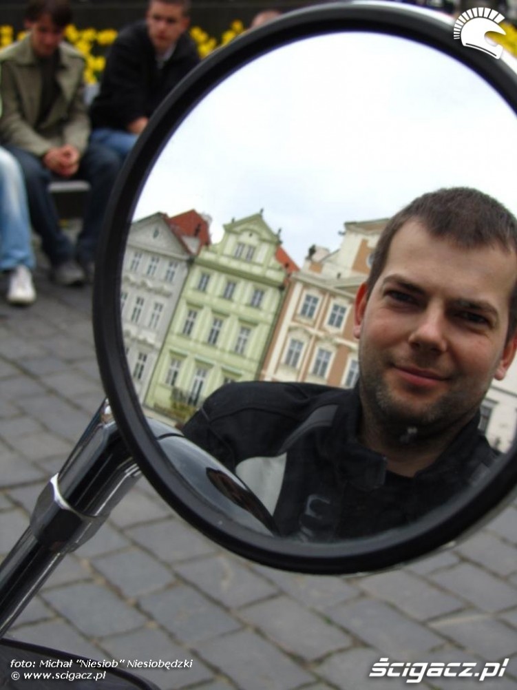 michal w lustrze majowka w Pradze 2010