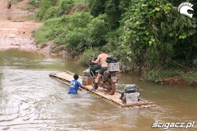 Przeprawa na tratwie w Laosie
