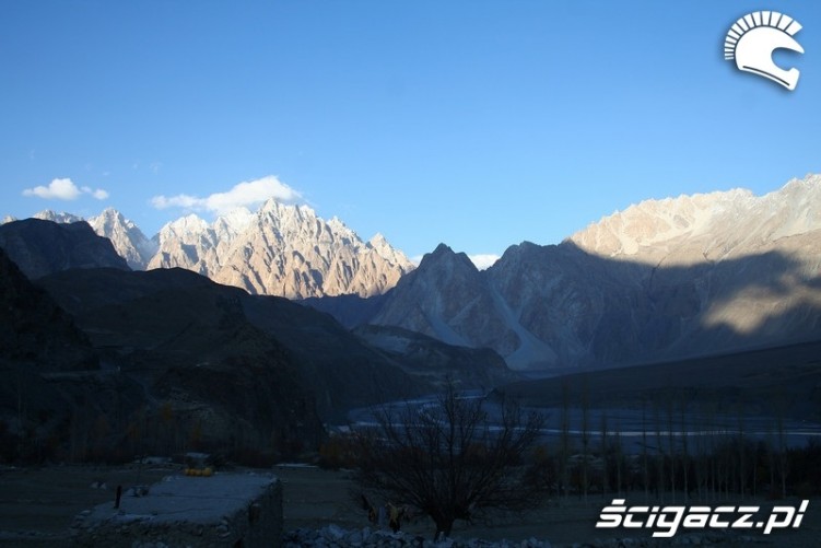 widok na gory z Karakorum Highway