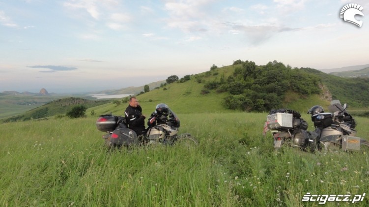 motocykle w trawie Armenia