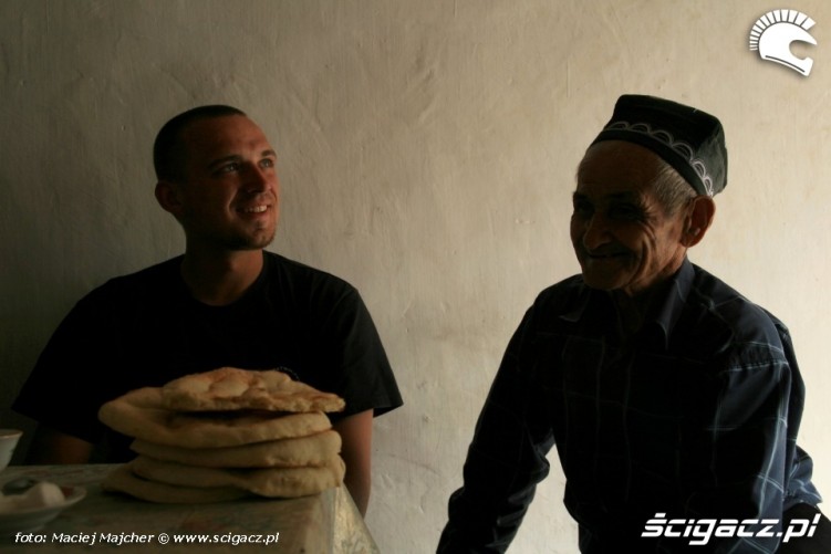 rozmowa z Tadzykiem w przydroznym kafe Tadzykistan