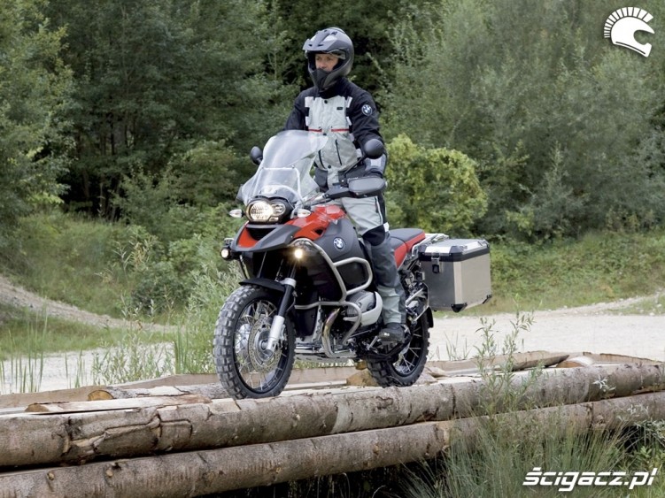 BMW R1200GS na moscie