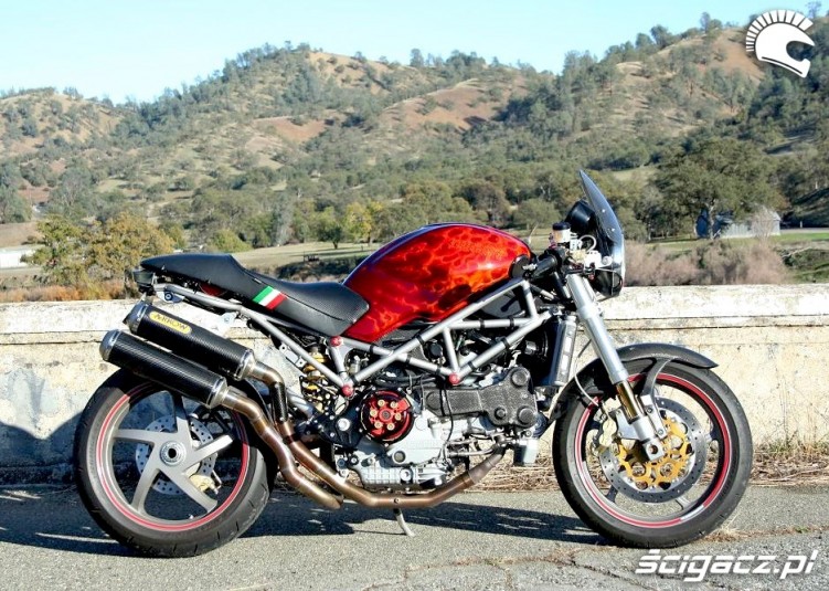 Ducati Monster S4R pali sie bak