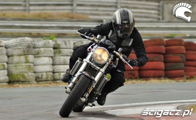 Ducati Monster S4R zakret