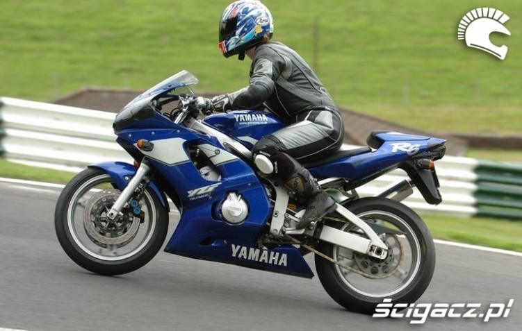 lewy profil na torze Yamaha R6
