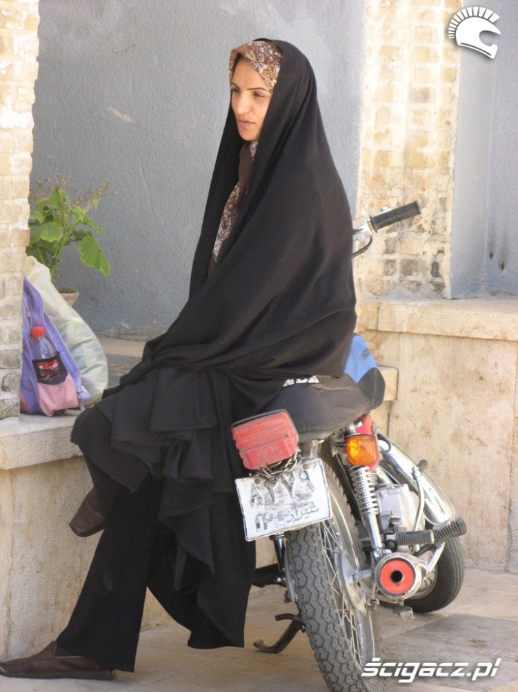 Kobieta na motocyklu