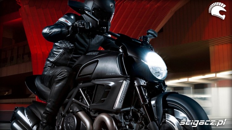 kierowca Ducati Diavel Dark 2013