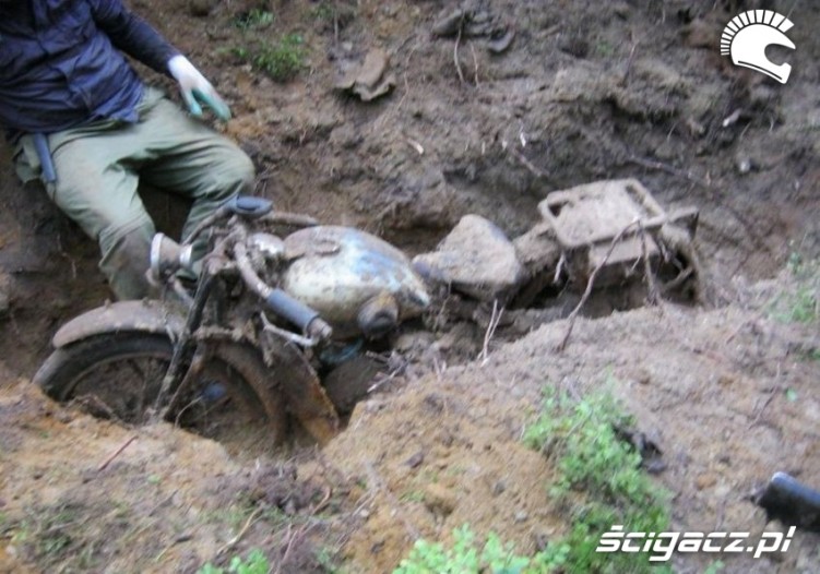 6 motocykl w glebie