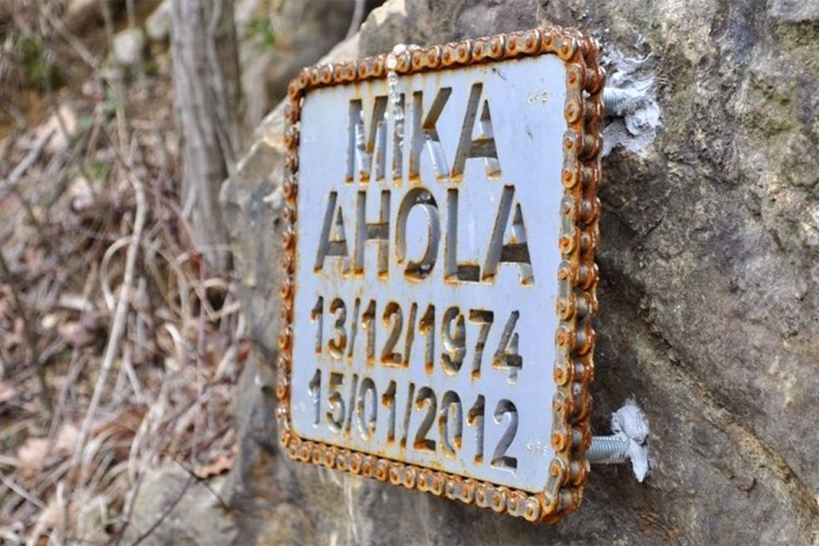 Mika Ahola pomnik