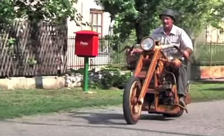 motocykl z drewna