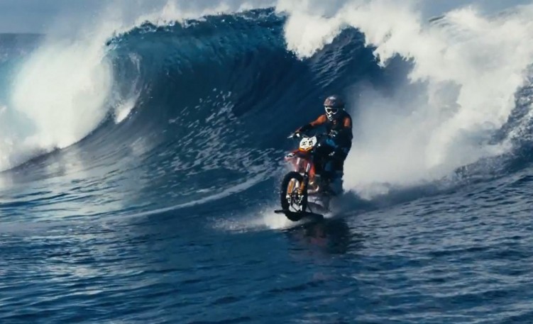 Robbie Maddison surfuje motocyklem