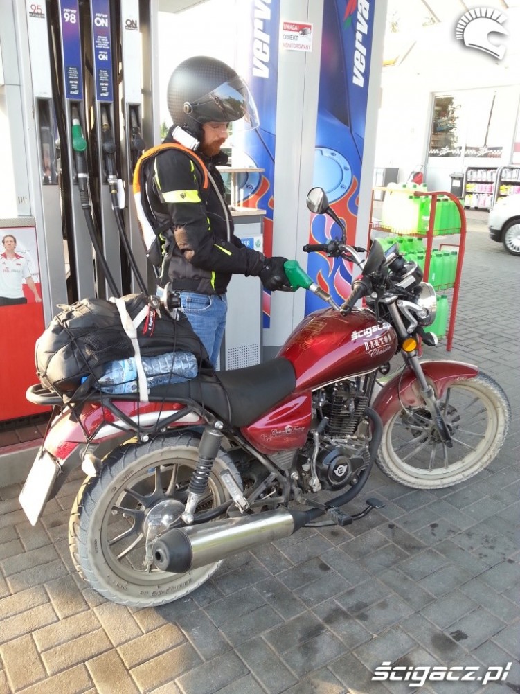 Motocykl na stacji benzynowej