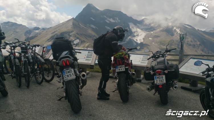 6 Edelweisspitze pelne motocyklistow