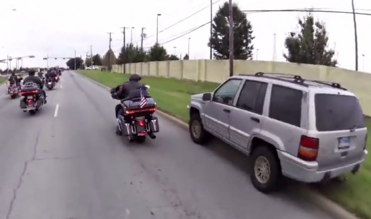 Jeep wyprzedza motocyklistow