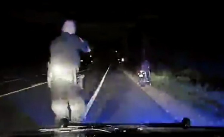 policjant strzela do motocyklisty