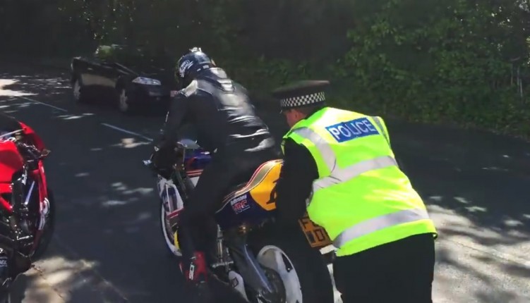 Policjant pomaga odpalic motocykl