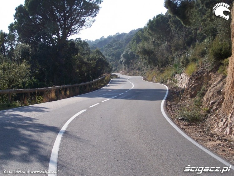 Motocyklem w Hiszpanii typowa droga w gorach