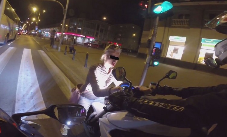 laska na srodku ulicy molestuje motocykle