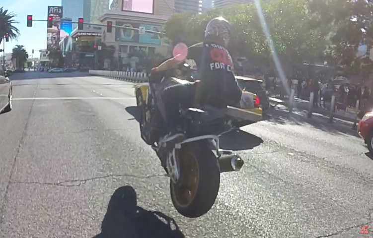 motocykl w powietrzu