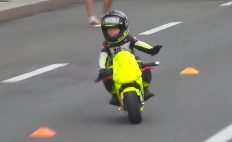 dziecko na moto