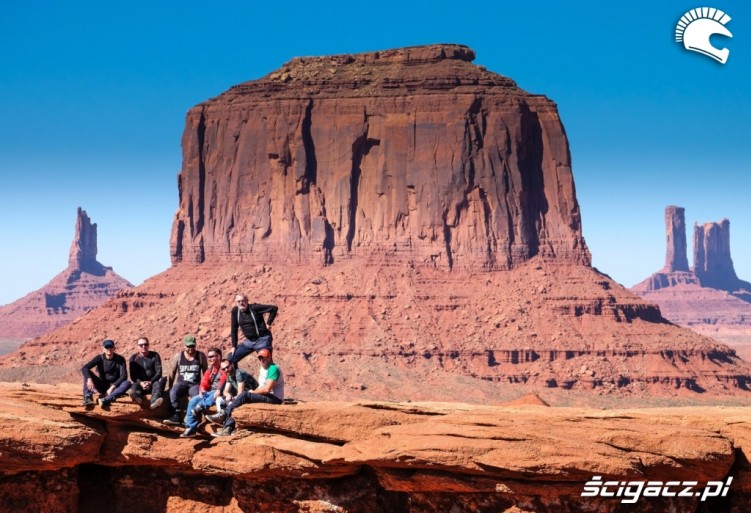 Monument Valley i motocyklisci