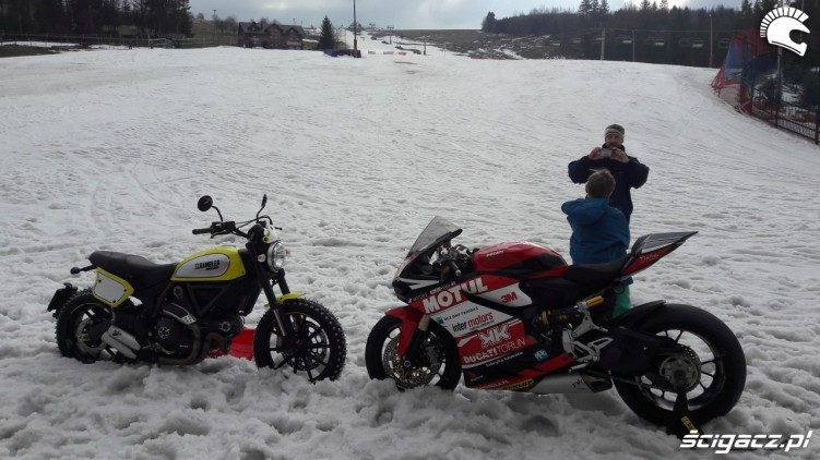 motocykle ducati w sniegu