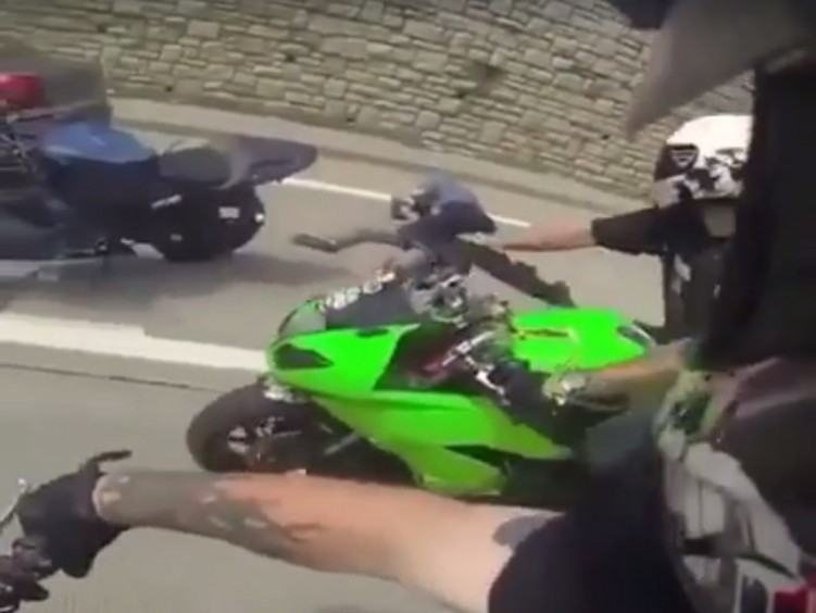 motocyklista obezwladniony przez policjanta