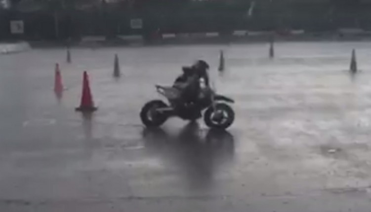 motocyklem po mokrej nawierzchni