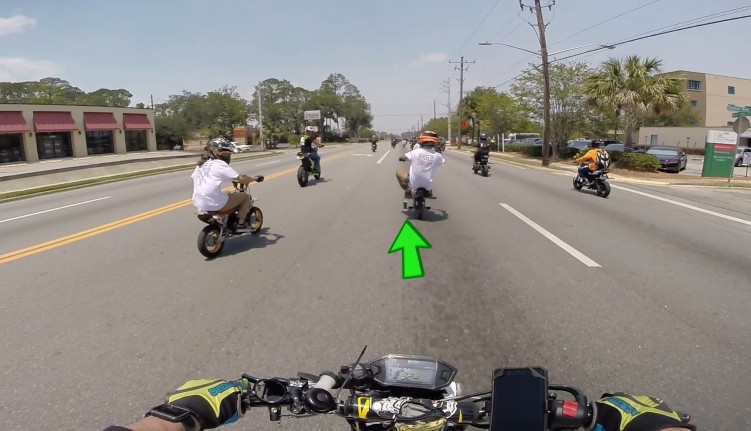 motocyklista gubi smartfona