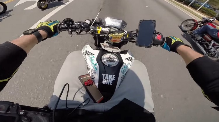 motocyklista ratuje smartfona