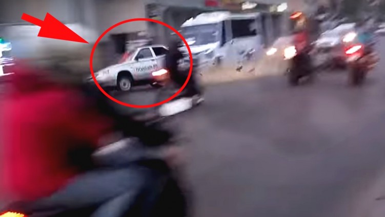 radiowoz koziolkuje po zderzeniu z motocyklem w rosji