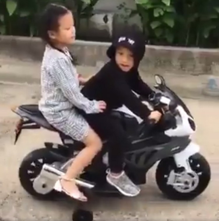 dzieci na motocyklu