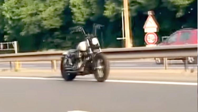 motocykl sam jedzie autostrada