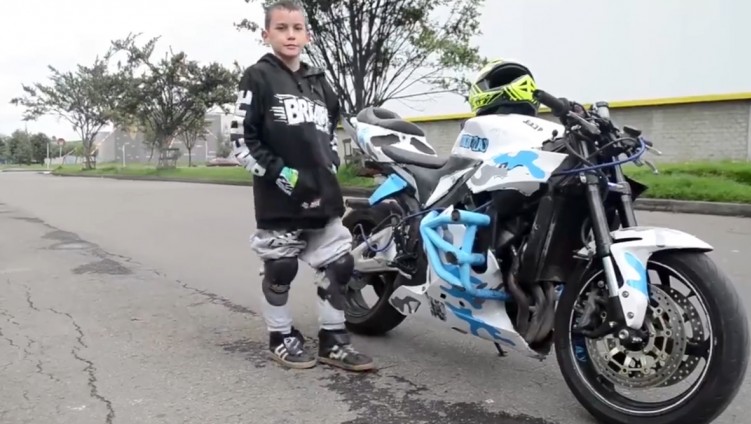 dziecko na motocyklu robi wheelie stunt maly stunter