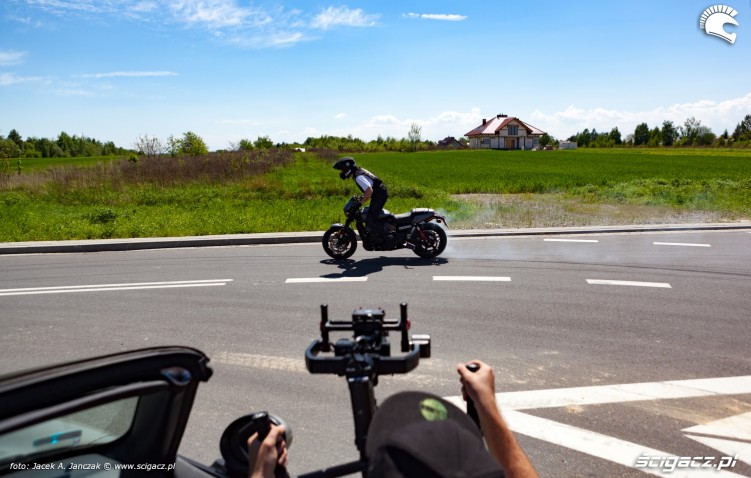 Rekord Guinnessa w jezdzie na motocyklu z jednoczesnym paleniem gumy 14