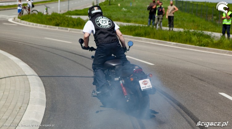 Rekord Guinnessa w jezdzie na motocyklu z jednoczesnym paleniem gumy 15