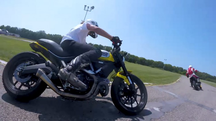 motocykl nagrywany z drona