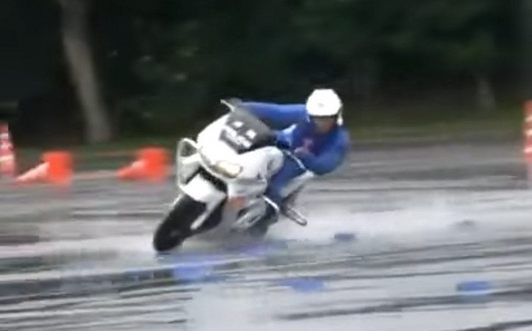 Trening motocyklowy japonskich policjantow