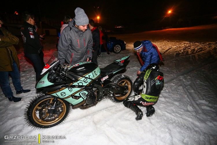 Yamaha R6 na sniegu