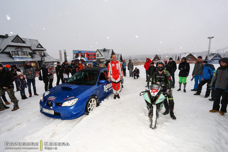 Yamaha R6 vs Subaru Impreza WRX na sniegu