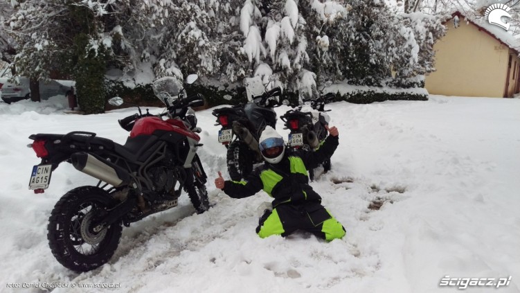 motocykle w sniegu maroko