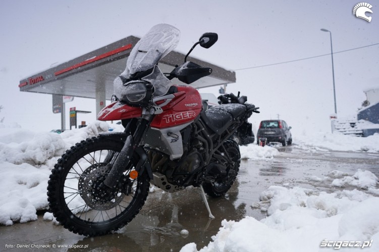 tiger 800 motocykl w sniegu