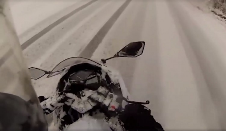 gleba motocyklem na sniegu