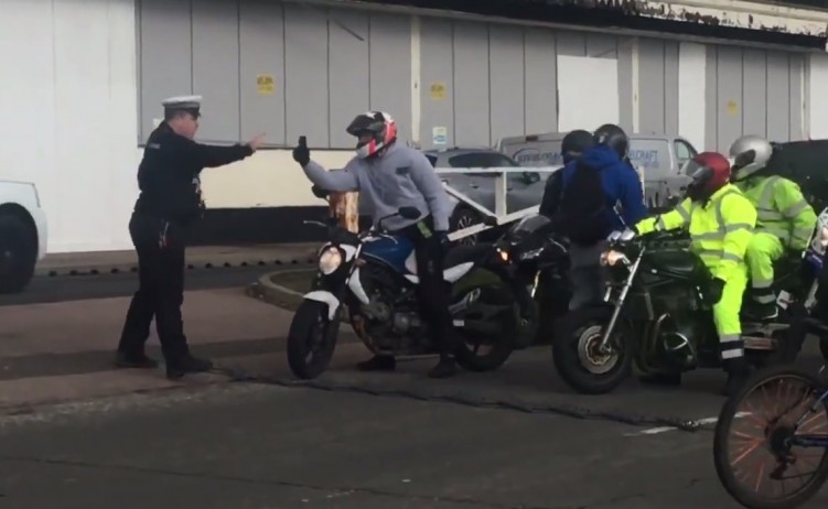 policjant kontra motocyklisci