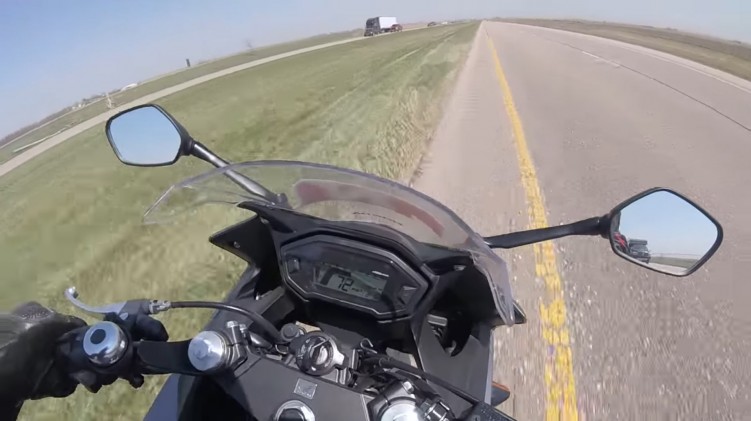 motocyklista kontra boczny wiatr