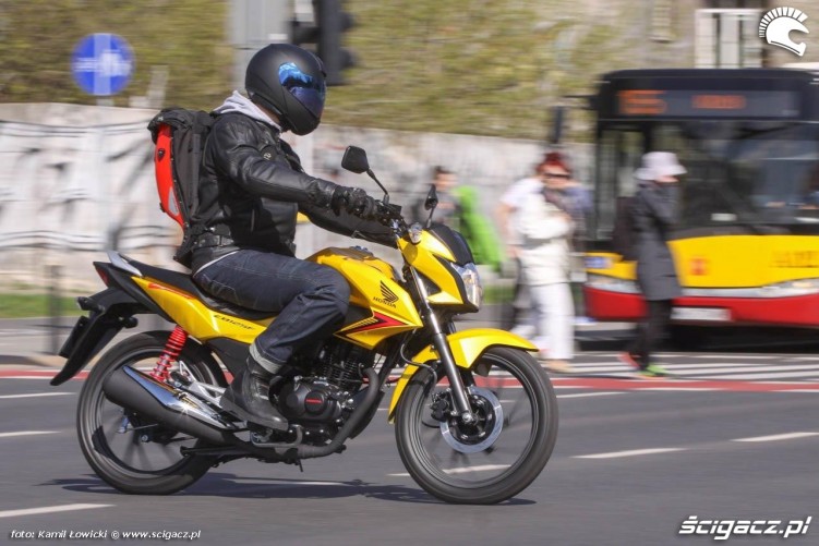 Autobus w starciu z motocyklem nie ma zadnych szans