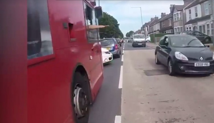 kierowca autobusu ratuje motocykliste