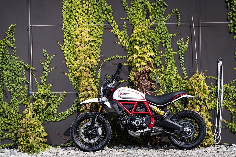 Ducati Scrambler Desert Sled ambience 01 UC67948 Low