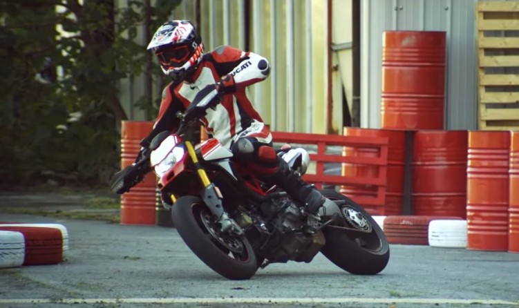Ducati Hypermotard 950 lata bokiem w starych magazynach